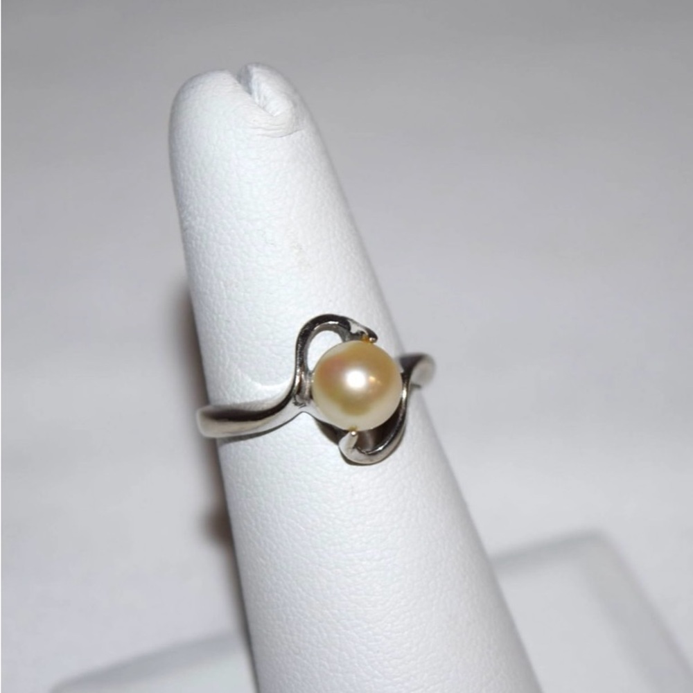 Elegant 10k WG Pearl Ring